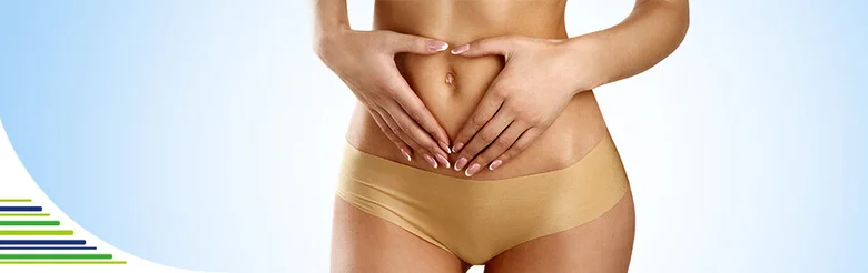 Žena drží ruce na břiše v intimním oblečení.