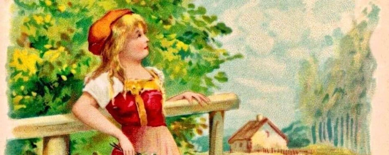 Žena v tradičním oděvu stojí na balkóně s výhledem do přírody.