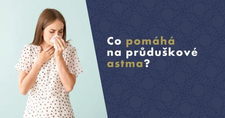 Žena kašle do kapesníku při astmatických příznacích.