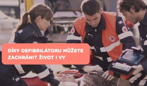 Záchranáři používají defibrilátor k resuscitaci pacienta.