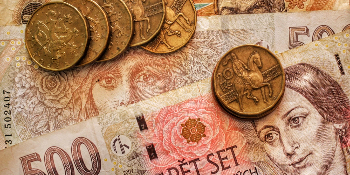 České mince a bankovky jako symbol financí v ČR