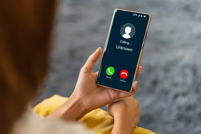 Mobilní telefon s neznámým volajícím na displeji