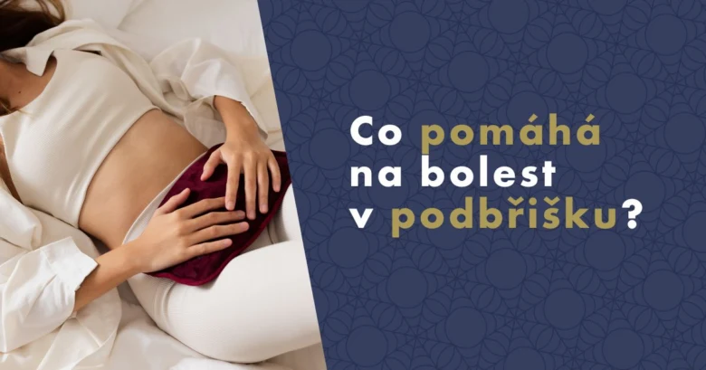 Žena drží horkou láhev na břiše pro úlevu od bolesti.