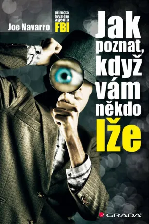 Muž s lupou ukazuje umělý oční kouli v brýlích.