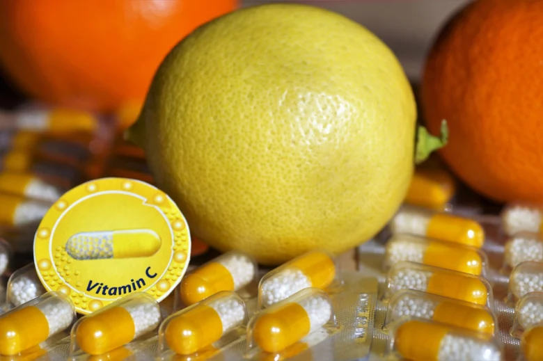 Žlutá pilulka vitamínu C mezi citrusy jako zdroj imunity.