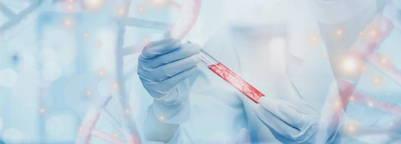 Vědec drží zkumavku s krví v laboratoři.