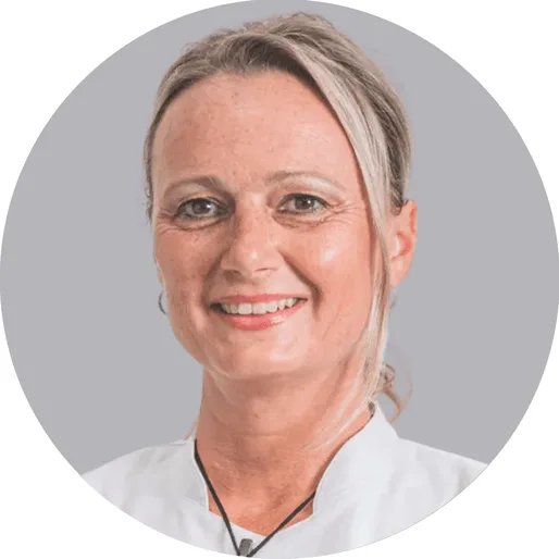 Žena v bílém obleku jako lékařka nebo zdravotník.