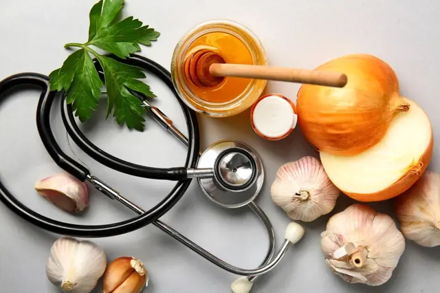 Přírodní prostředky proti kašli s fonendoskopem: cibule, česnek, med.