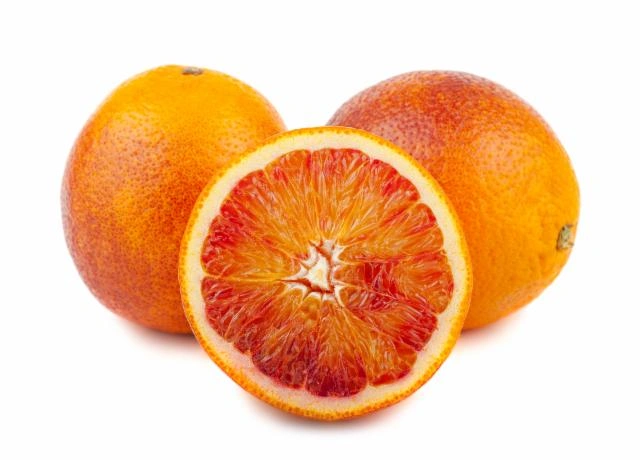 Dva celé pomeranče s krví a jeden nakrájený na polovinu.