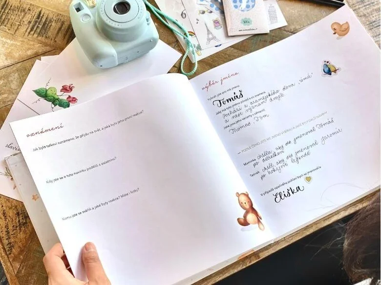 Otevřená knížka s výběrem jmen pro miminka v češtině.