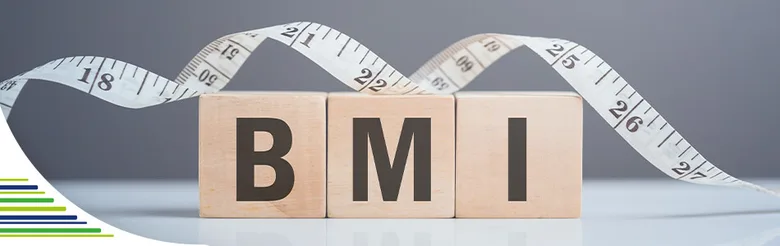 Dřevěné kostky s písmeny BMI vedle měřicí pásky.