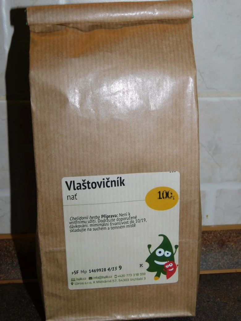 Balíček s bylinou vlaštovičník pro vnitřní použití.