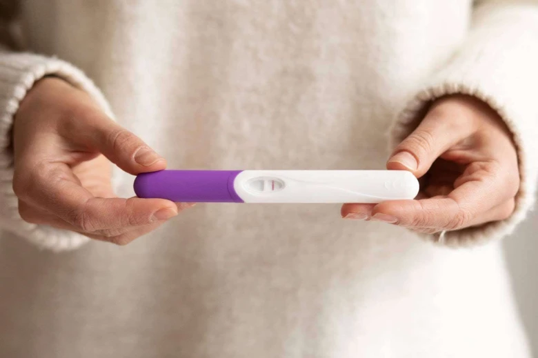 Těhotenský test s dvěma čarami ukazující pozitivní výsledek.