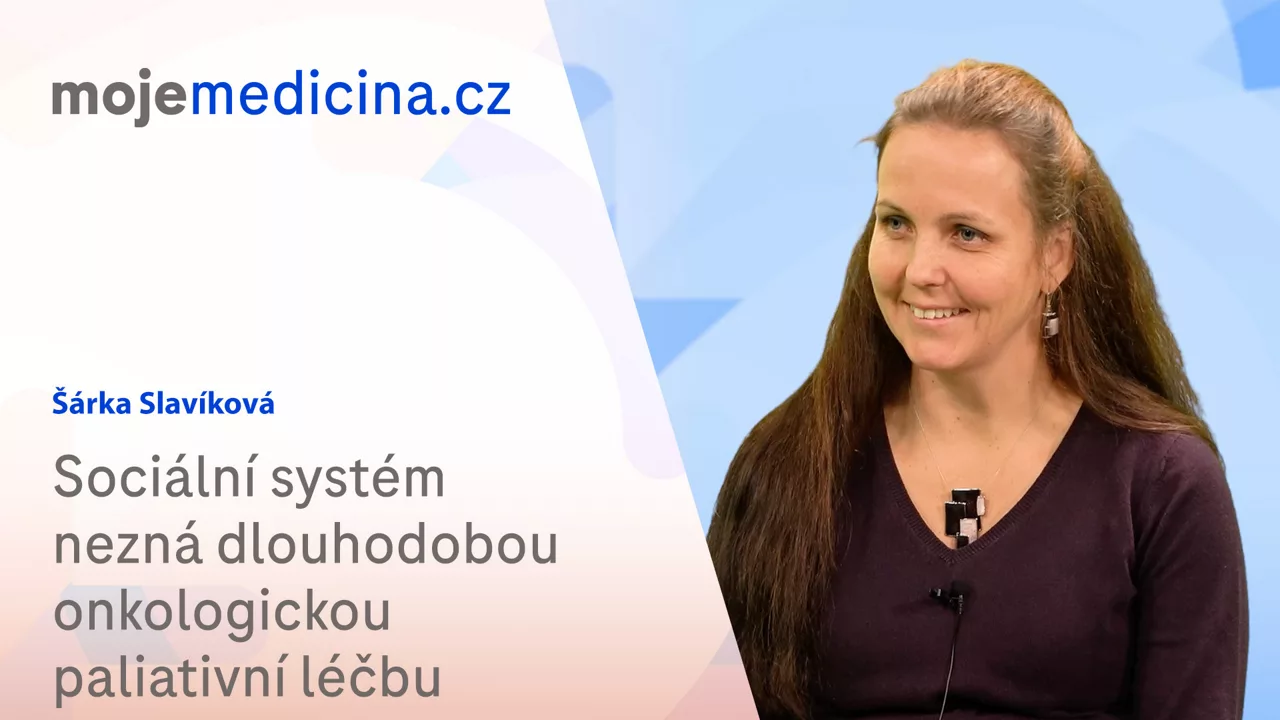 Žena mluví o dlouhodobé paliativní péči v českém sociálním systému.