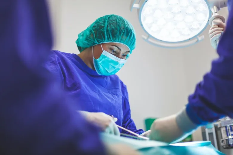 Chirurgka v operační místnosti při výkonu operace.
