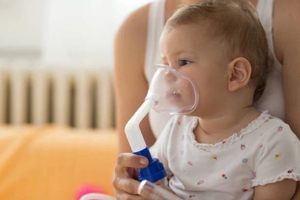 Dítě s maskou na inhalační léčbu zánětu průdušek
