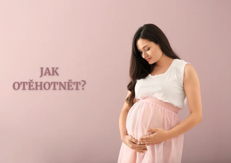 Těhotná žena drží břicho na světle růžovém pozadí.