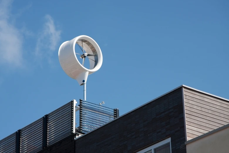 Malá domácí větrná elektrárna na střeše domu.