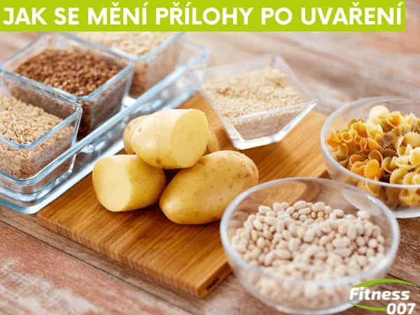Připravené přílohy jako brambory, fazole a těstoviny v miskách.