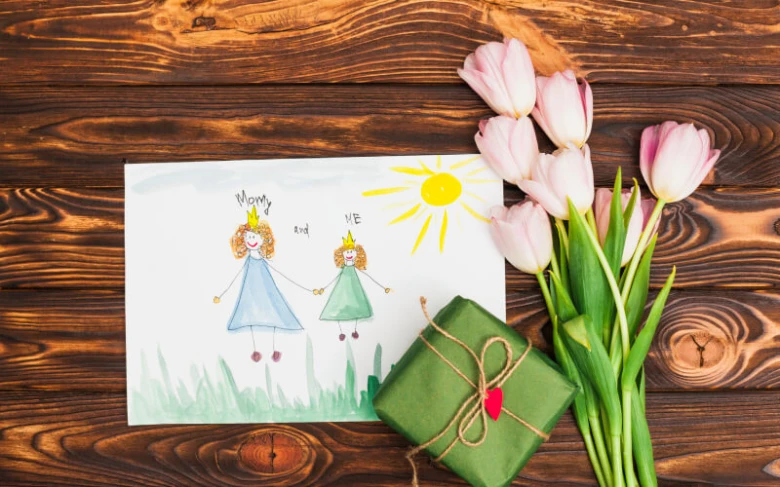 Rukoumalovaná karta s maminkou a mnou vedle růží na dřevě