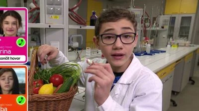 Chlapec v laboratoři drží košík s čerstvou zeleninou.