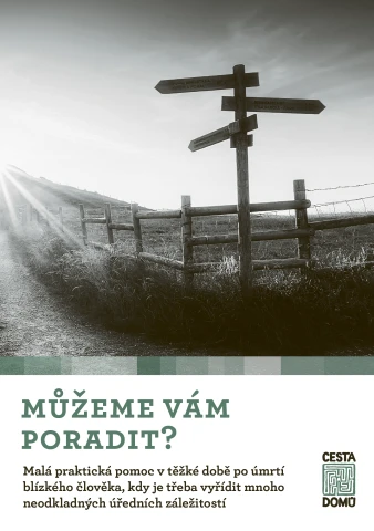 Křižovatka s dřevěným ukazatelem směrů na venkovské cestě.