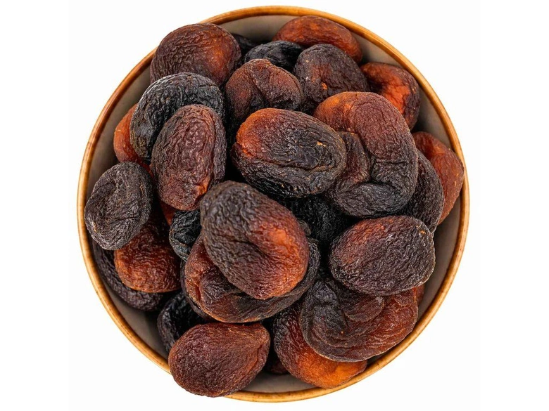 Sušené meruňky v míse jako zdroj vitamínu A.