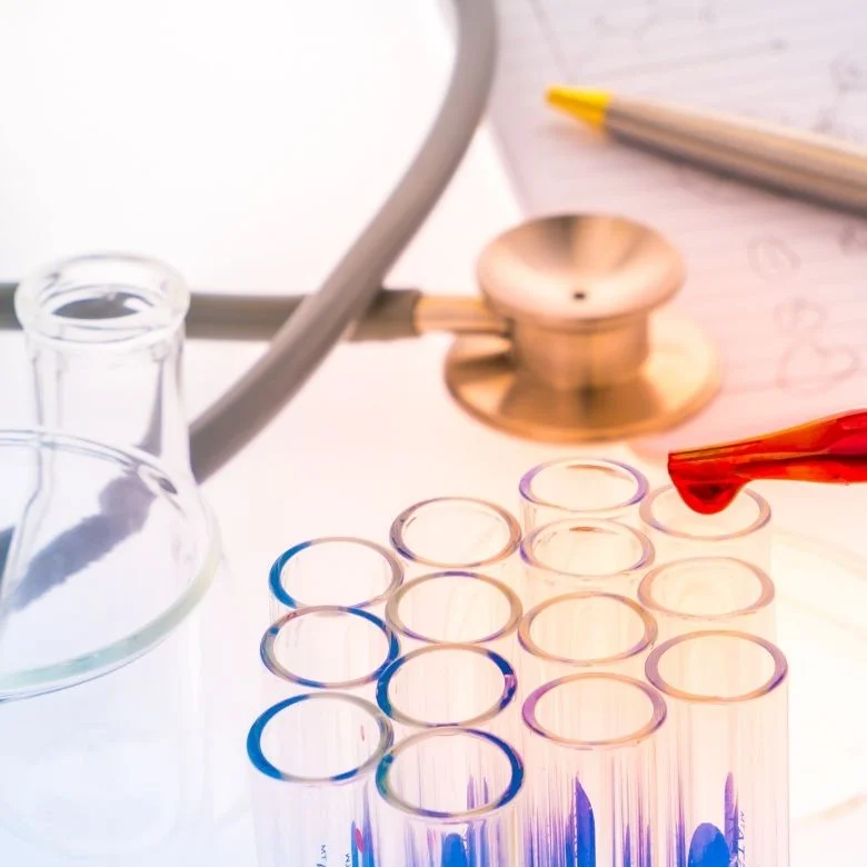 Laboratorní nádobí s propylenglykolem v lékařském kontextu