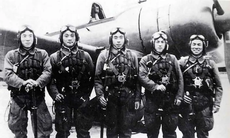 Japonská piloti před letounem z druhé světové války