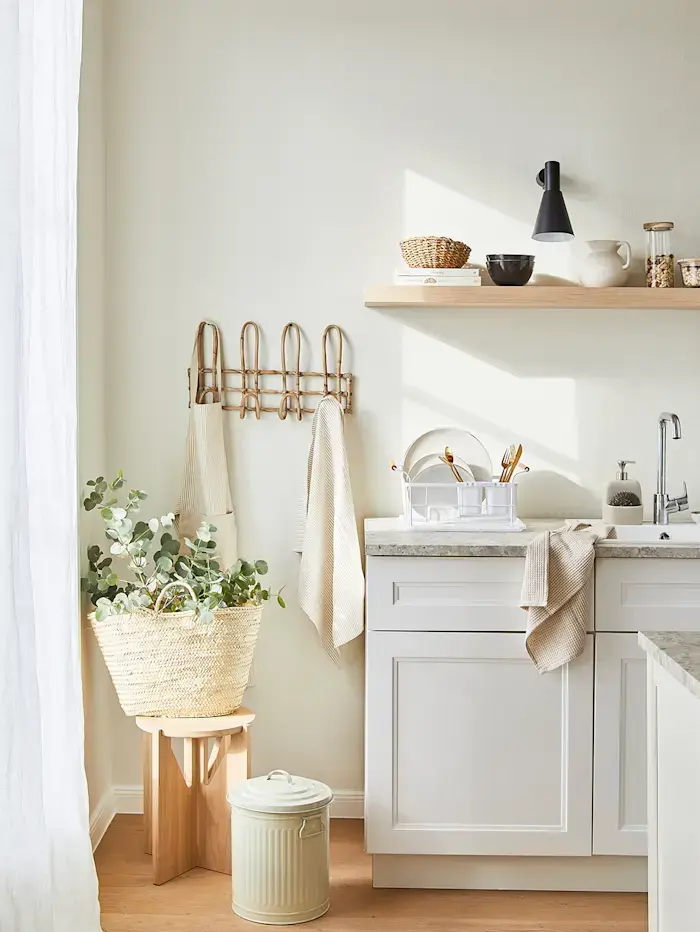 Jasná kuchyň s rostlinami a přírodními materiály pro harmonii podle feng shui