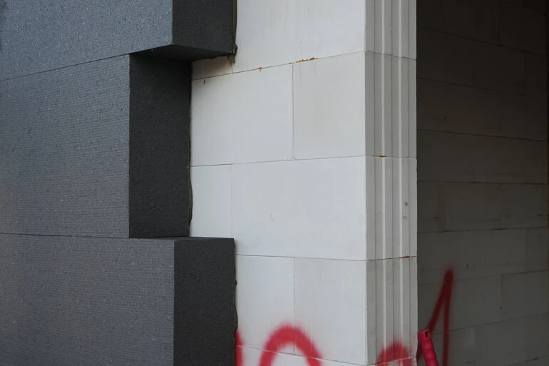 Detailní pohled na instalaci izolačních desek uvnitř rodinného domu.
