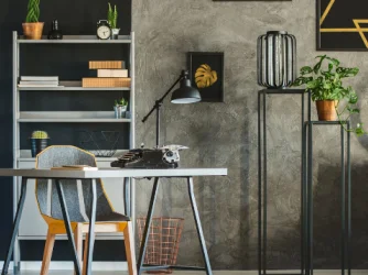 Moderní domácí kancelář s rostlinami a dekoracemi pro feng shui bydlení.