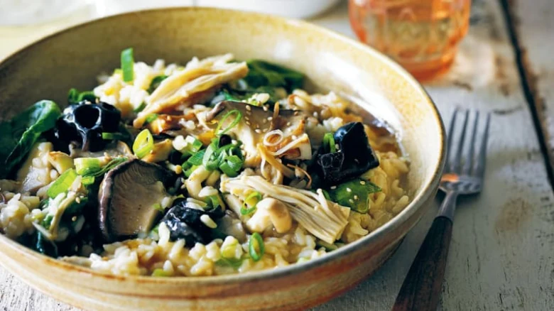 Skládaný zeleninový risotto v hlubokém keramickém talíři.