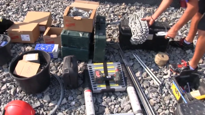 Nástroje a materiály pro instalaci hromosvodu na zemi