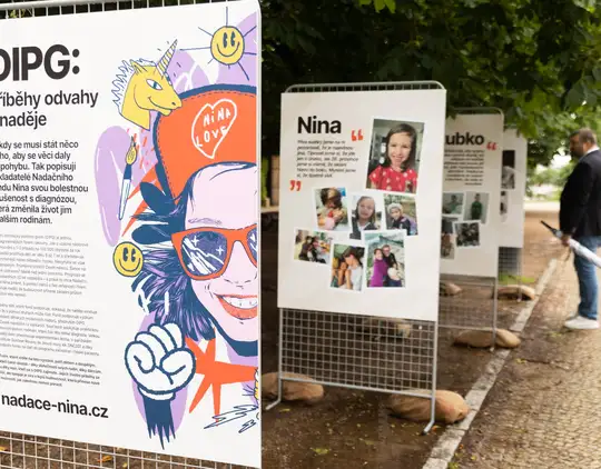 Expozice s plakáty o nadaci pro děti s nádory mozku.