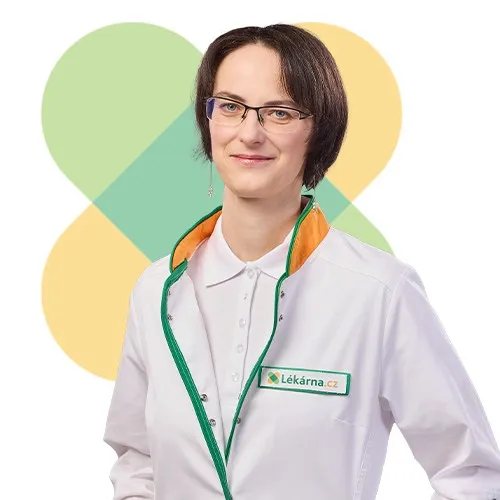 Portrét ženy v lékařském plášti s logem lékárny.