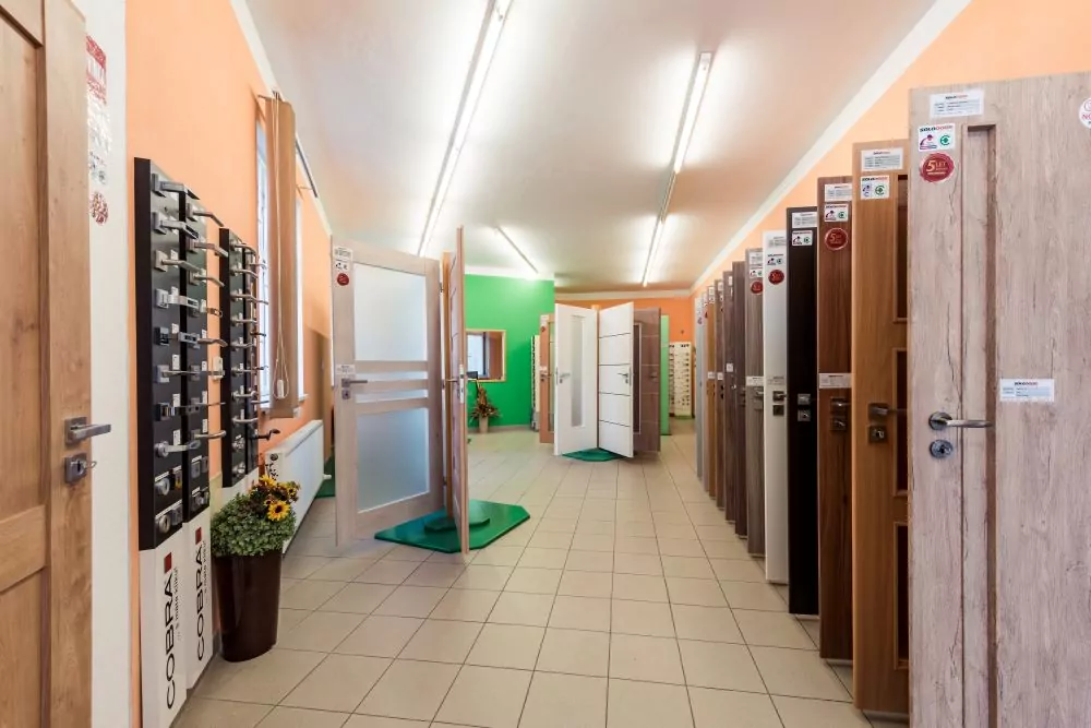 Výběr bezpečnostních dveří v obchodě s různými modely