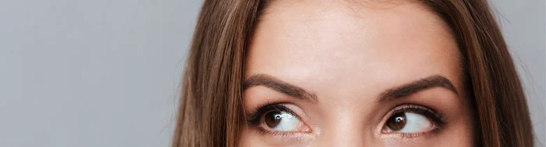 Žena se podívá nahoru s rozšířenými zorničemi.