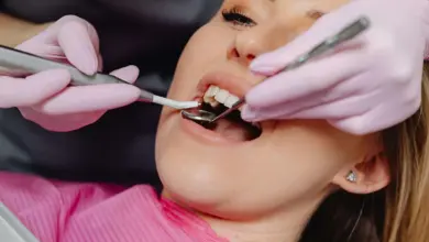 Žena podléhá zubnímu vyšetření s použitím lékařských nástrojů.