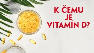 Žluté tobolky s vitamínem D v skleněné mísce.