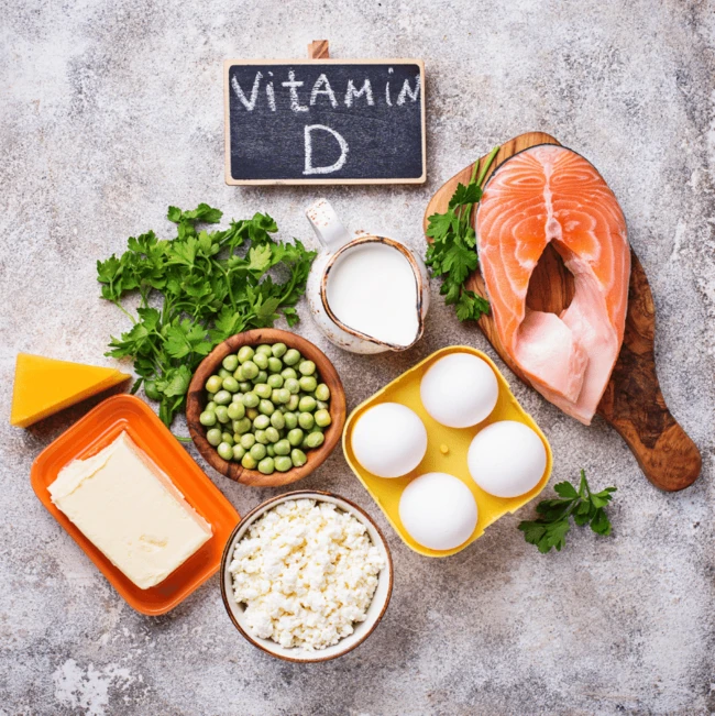 Různá potravinová zdroje vitamínu D včetně lososa a vajec.