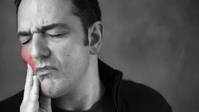 Muž s bolestí tváře ukazující na zánět trojklanného nervu.