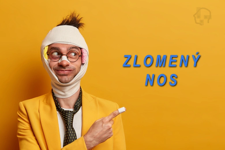 Muž s obvazem na nose ukazuje na nápis zlomený nos.