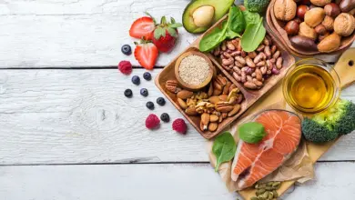 Zdravé potraviny jako losos a ořechy pro snížení cholesterolu.