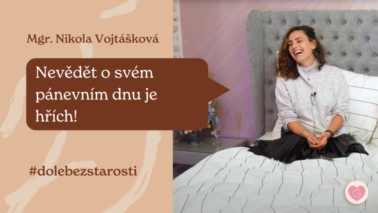 Žena sedí na posteli s českým textem o zdraví pánevního dna.