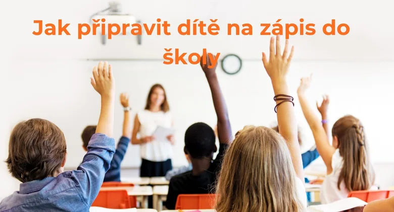 Děti v třídě zvedají ruce k učitelce při hodině.