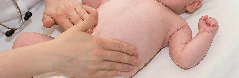 Dětská obrnu: masáže a fyzioterapie pro malé dítě.