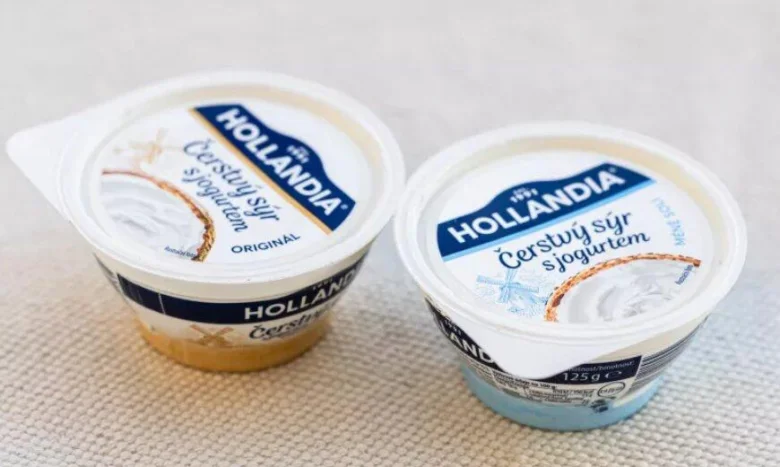 Dva kelímky čerstvého sýra se jogurtem značky Hollandia.