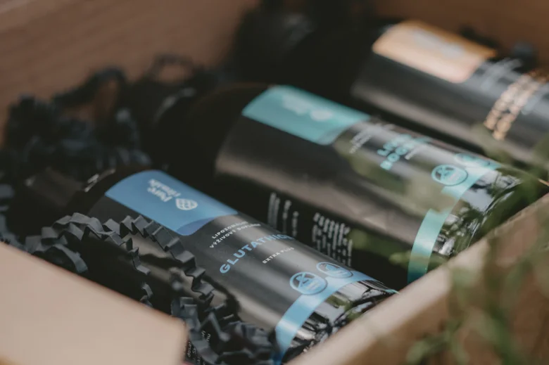 Flasky s glutathionem v krabici jako doplněk stravy.
