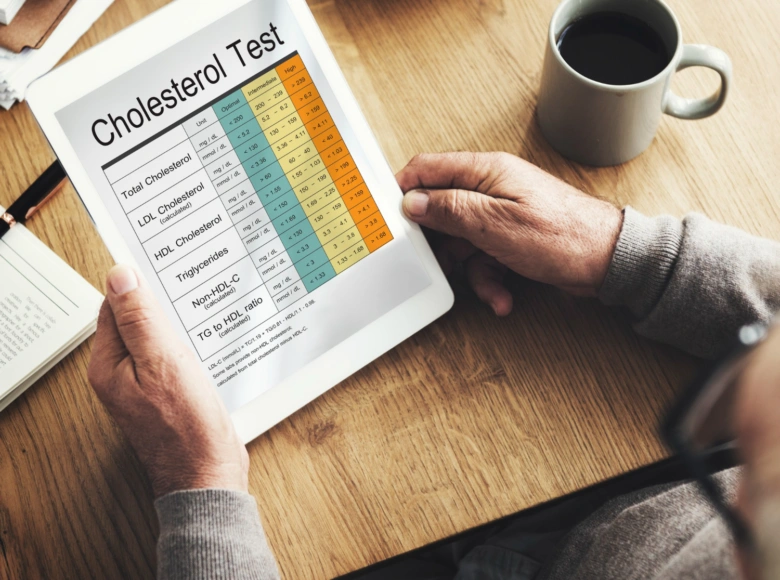 Digitální zpráva o výsledcích krevního testu na cholesterol.